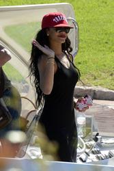 th_453664229_RihannaoutonholidaysinPortoCervo15.7.2012_41_122_121lo.jpg