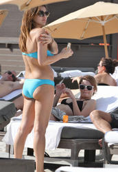 http://img125.imagevenue.com/loc187/th_531183957_Mischa_Barton_Bikini_Candids_on_the_Beach_in_Miami_December_27_2011_114_122_187lo.jpg