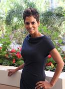 th_91359_HalleBerryAttendingThePressConferenceForTheCallMovie03.14.201321_122_353lo.jpg