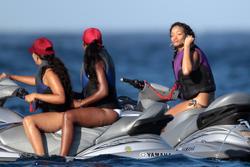 th_296636863_RihannajetskiinginSaintTropez21.7.2012_18_122_483lo.jpg