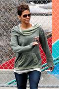 th_47228_HalleBerryTakingNahlaToSchoolFeb5th12th4_122_516lo.jpg