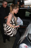 http://img125.imagevenue.com/loc725/th_49373_celeb-city.org_Hilary_Duff_shopping_in_Sydney_08_123_725lo.jpg